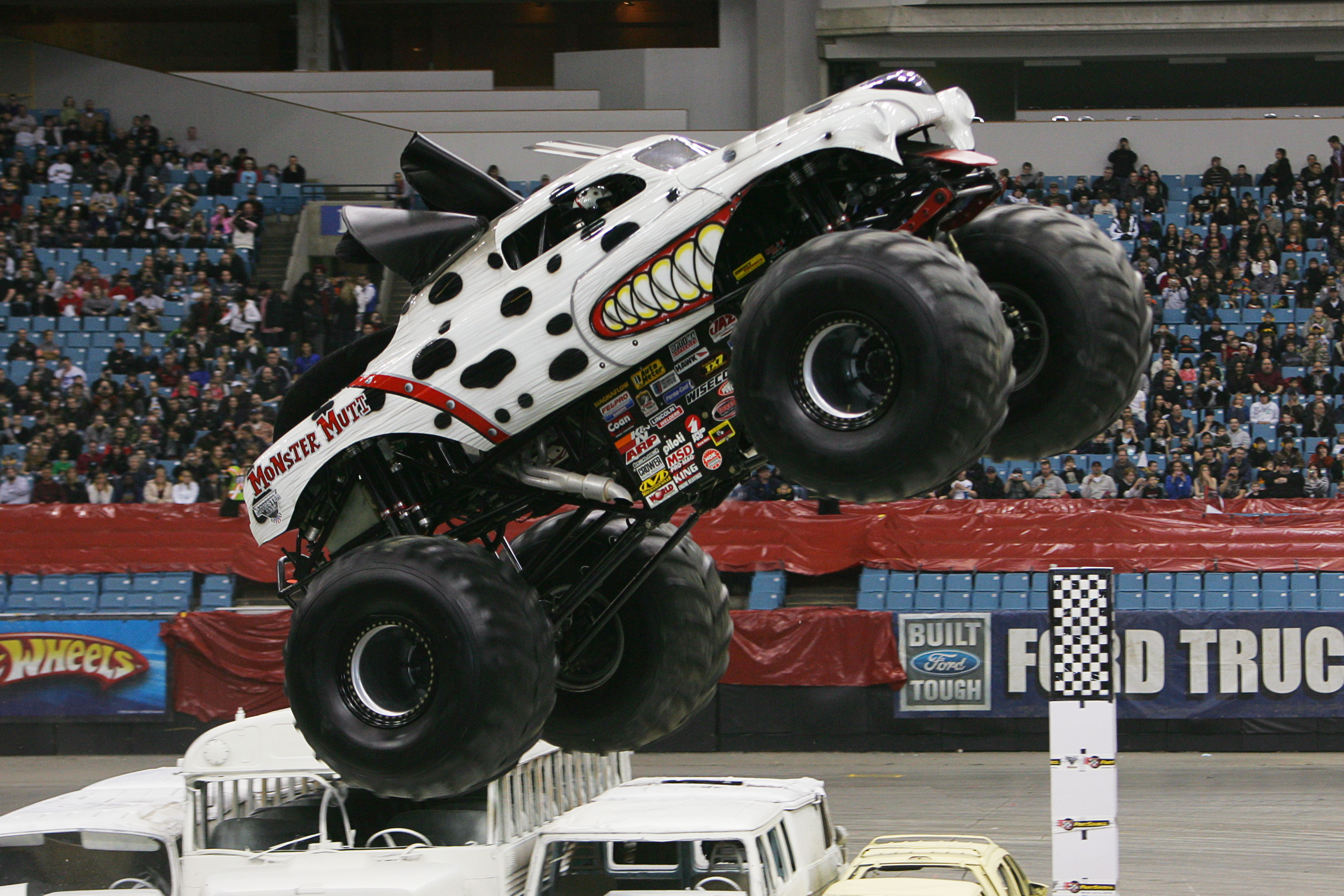 Monster Jam: vehículos extremos, conducción extrema, carrocería extrema