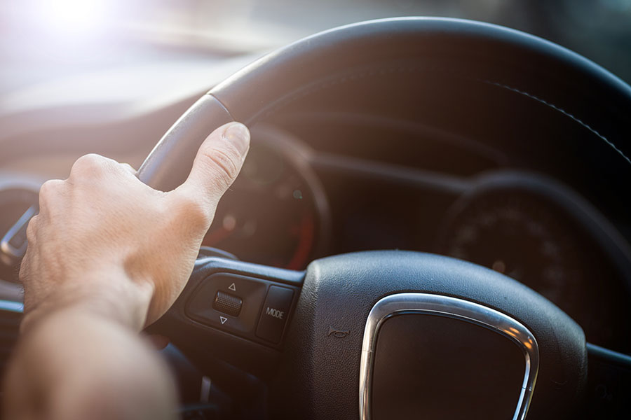 ¿Quiénes dan más golpes de chapa al aparcar? Descubrimos a los automovilistas más torpes aparcando