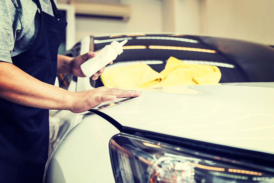 Por qué es bueno aplicar cera a la pintura del coche al menos una vez al año