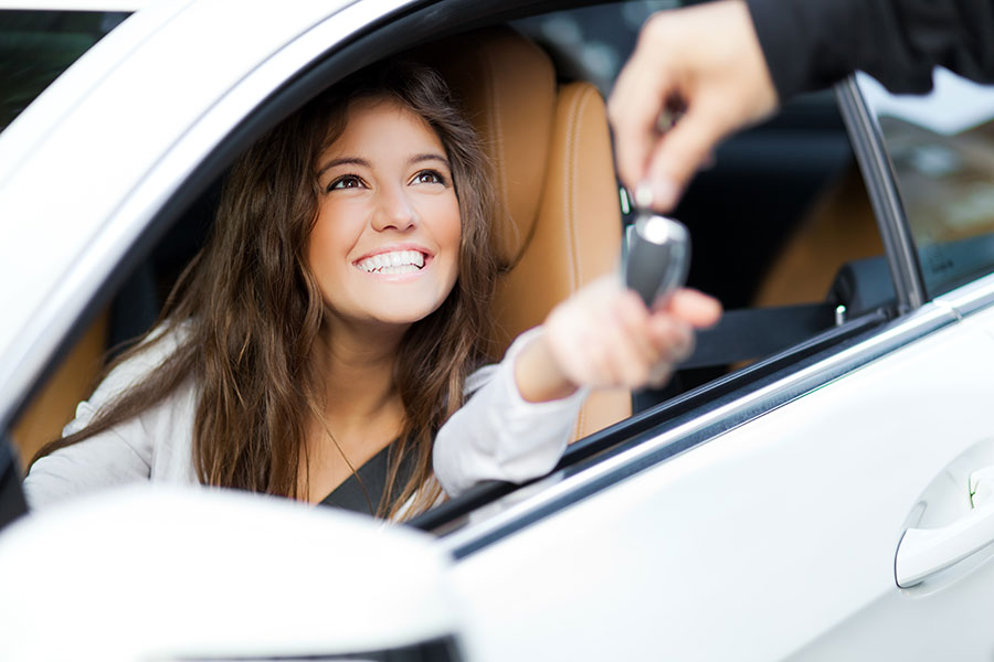 Los jóvenes son los automovilistas que más pagan por su seguro de automóvil