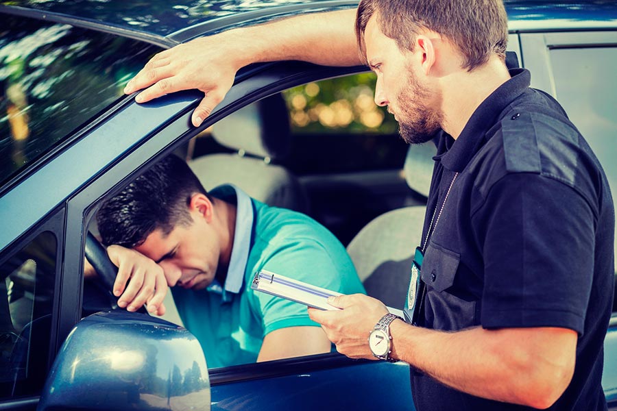 Sin seguro, sin ITV en vigor… ¡y denuncia el robo del coche como maniobra de distracción!