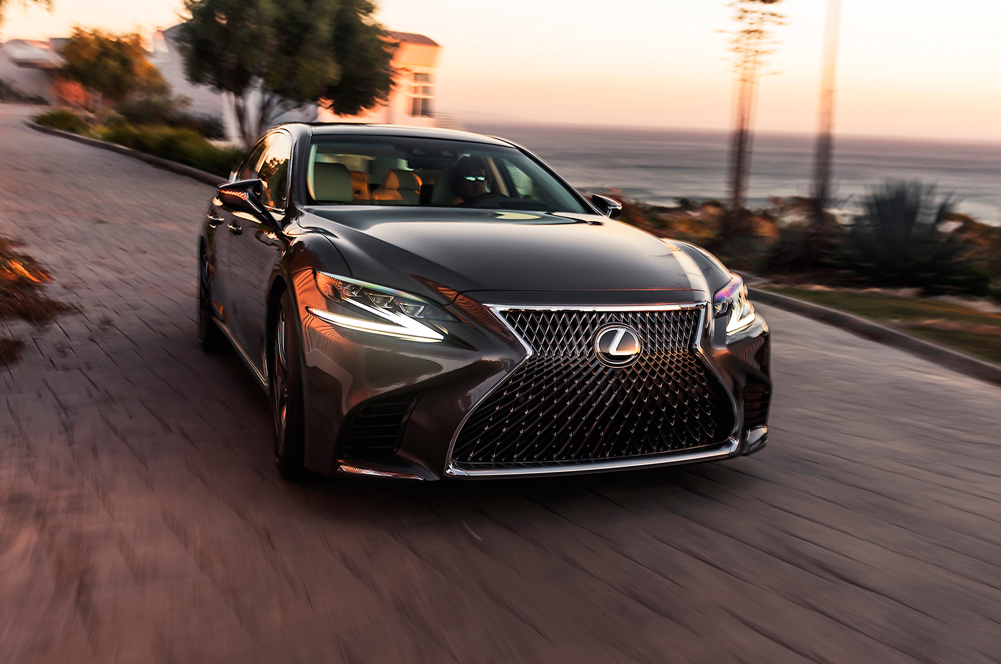 Lexus LS: ¿El coche más seguro del mundo para peatones y ciclistas?